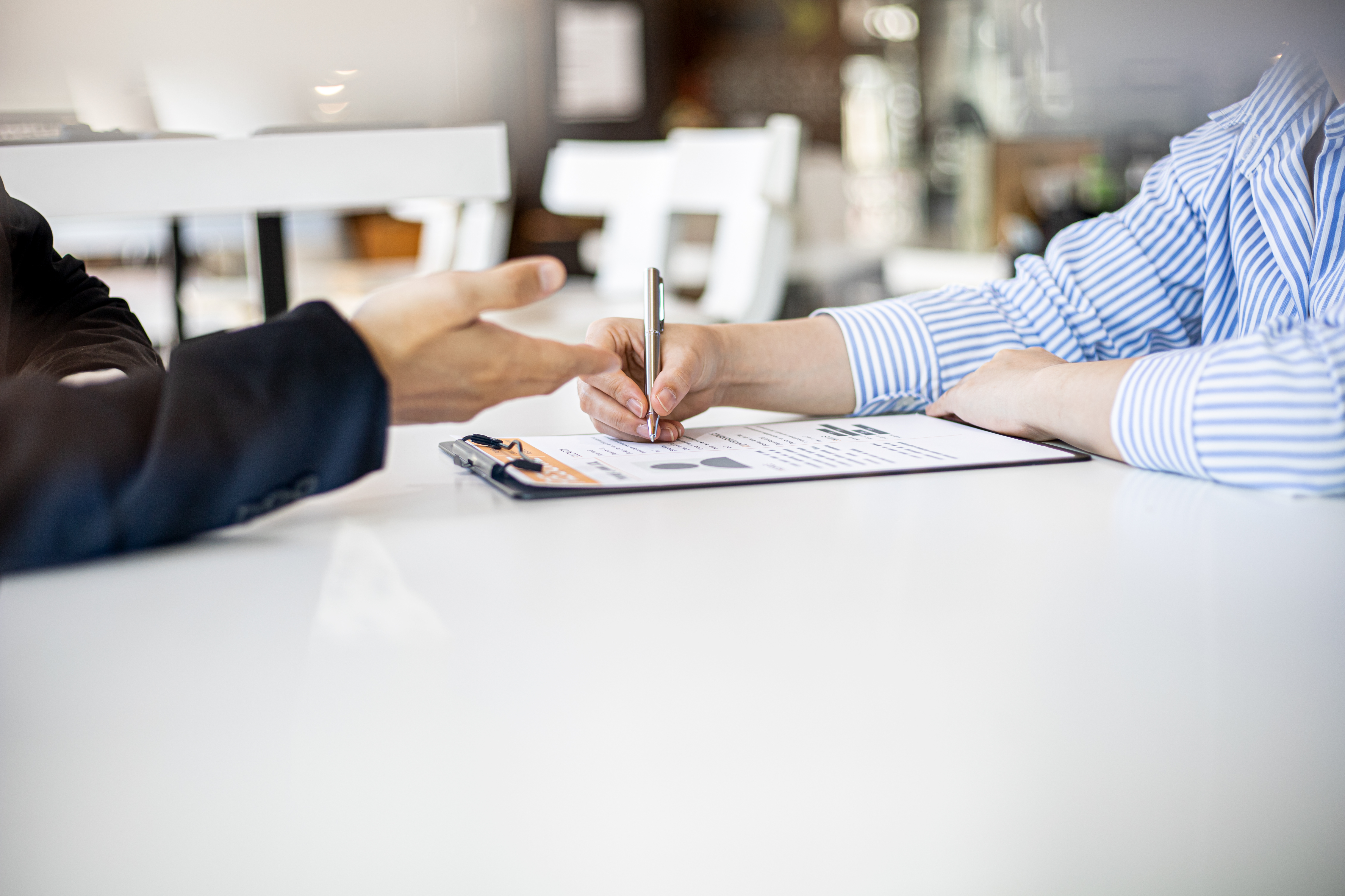 Pros and cons of contract and permanent employment